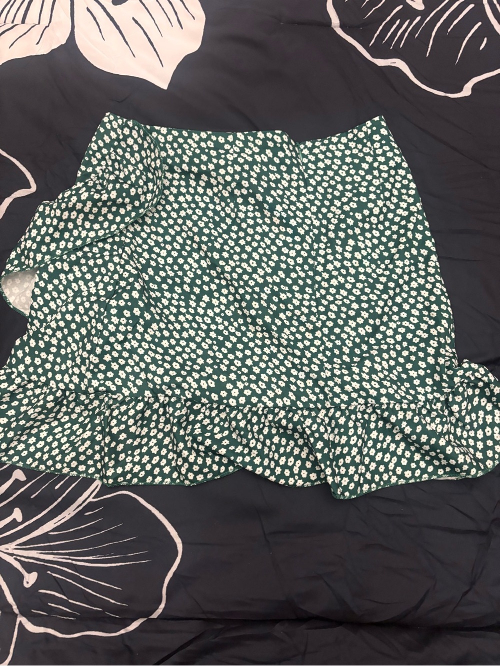 SHEIN Green Mini Skirt with White Daisy Print and Ruffle Hem
